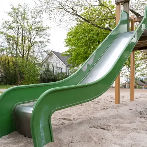 Tobogan en un parc infantil