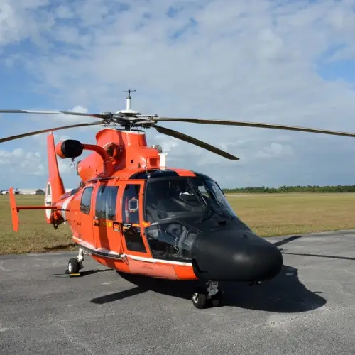 Helicóptero en pista de aterrizaje