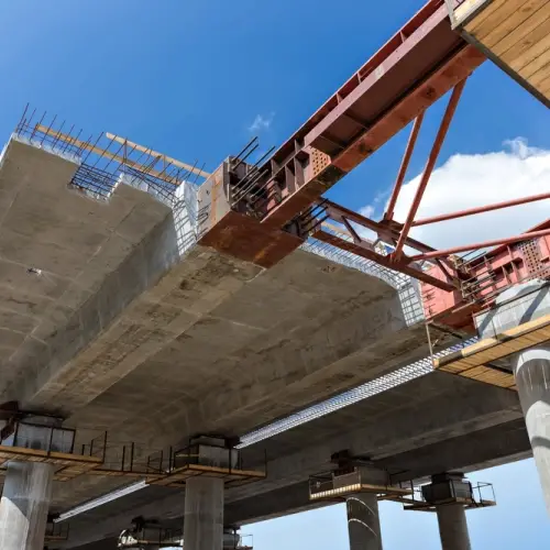Construcció de pont de formigó armat