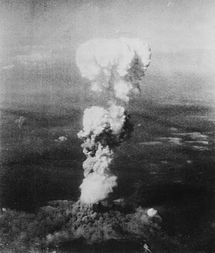 Nuvem de cogumelo sobre Hiroshima após o lançamento da bomba Little Boy