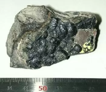 O que é urânio natural e onde ele é encontrado?